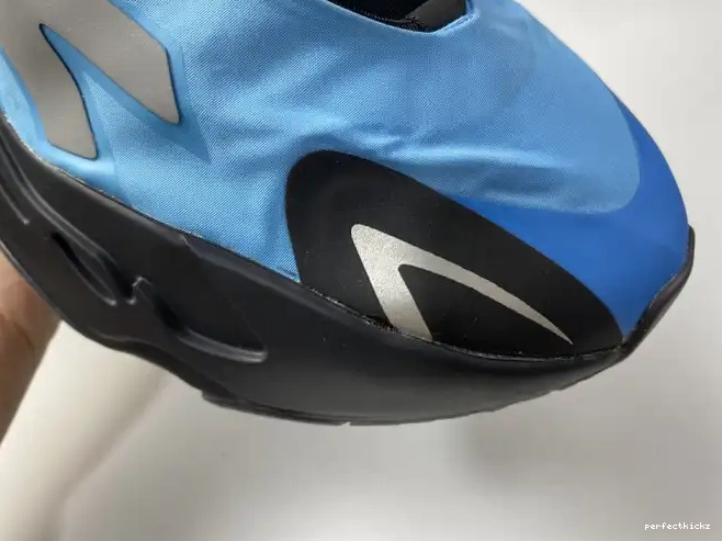 'Bright Boost Cyan' Yeezy 700 GZ3079 MNVN ADIDAS 0502